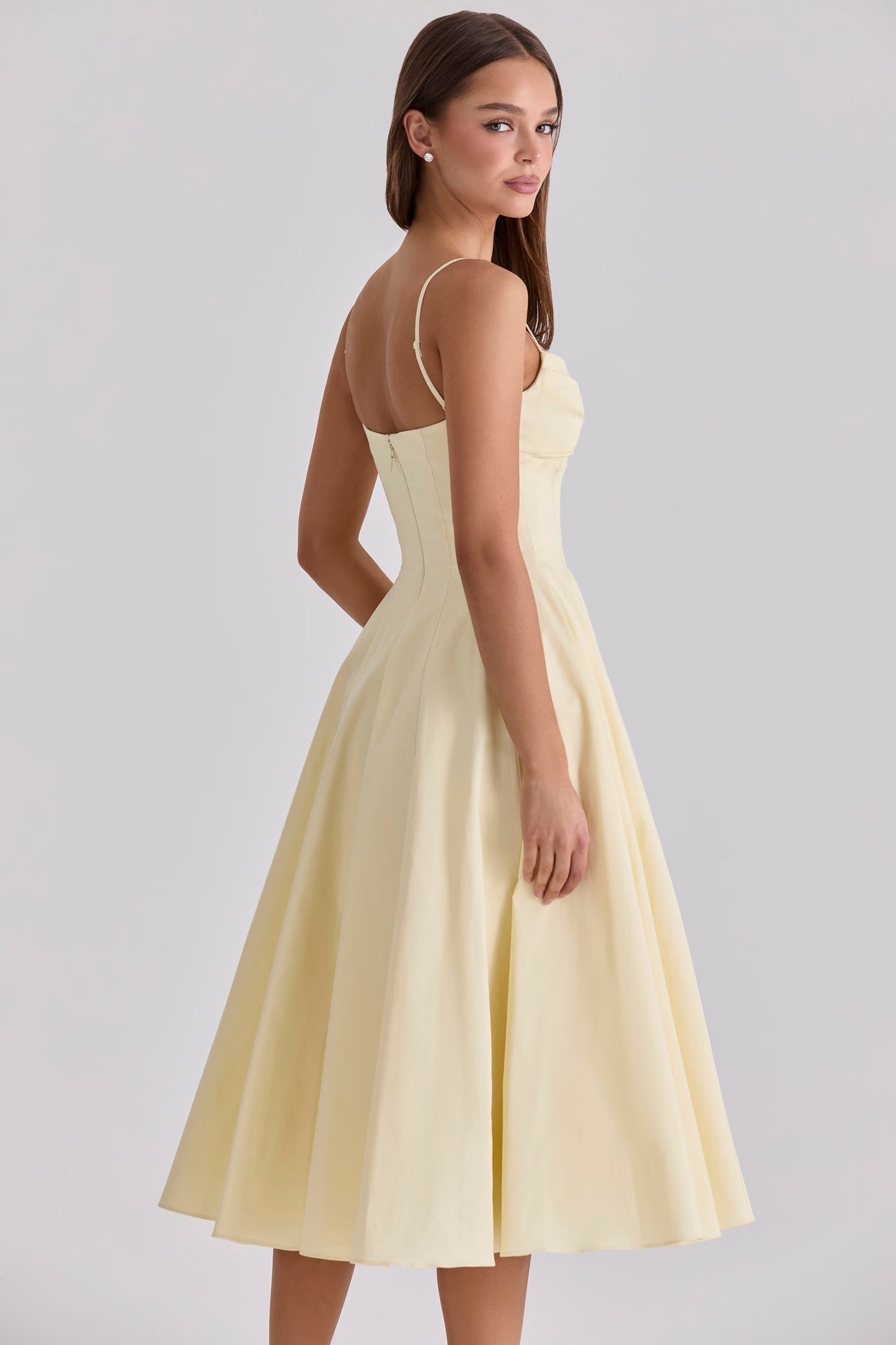 Żółta sukienka midi na ramiączkach z marszczonym dekoltem w serek